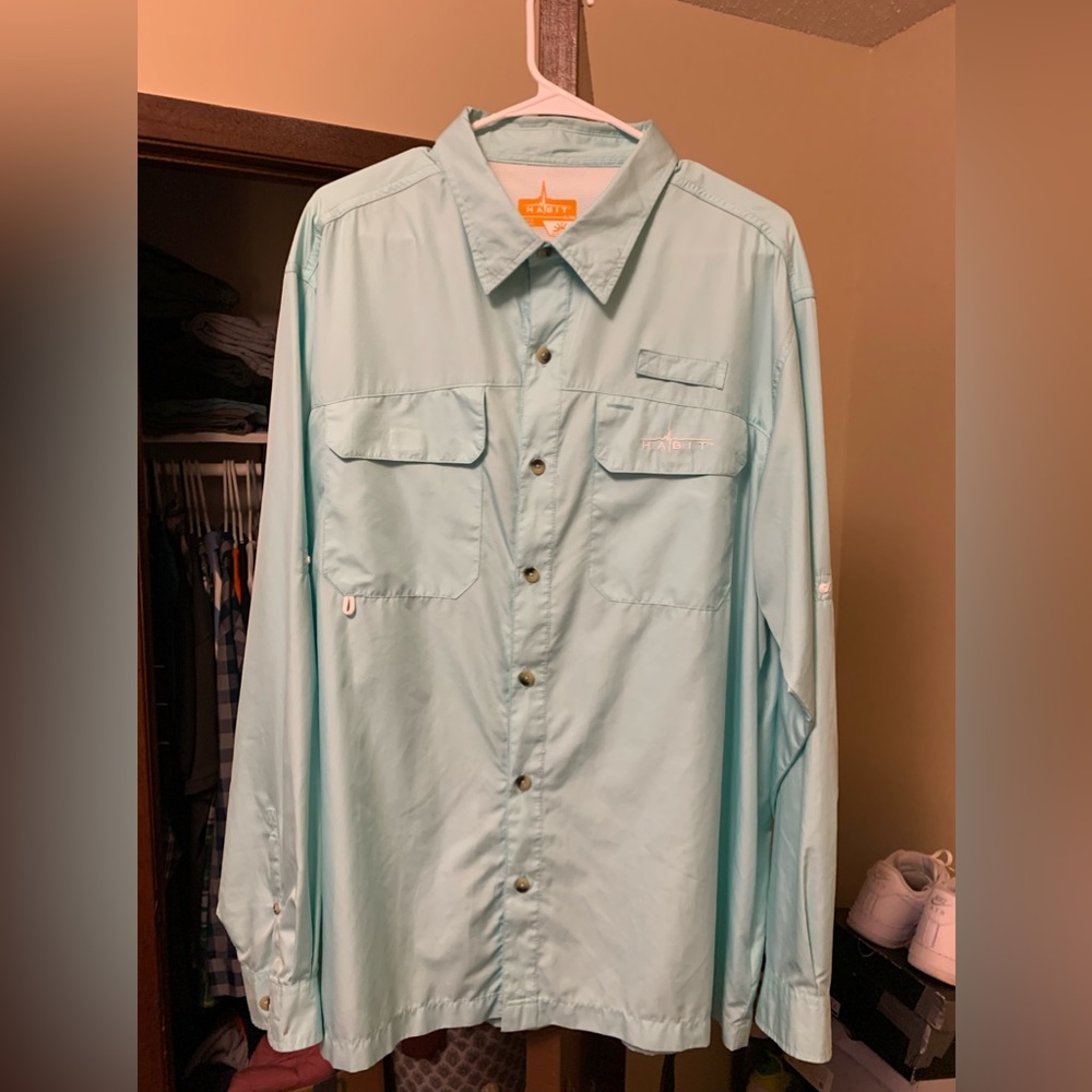 Men’s lightweight fishing shirt.